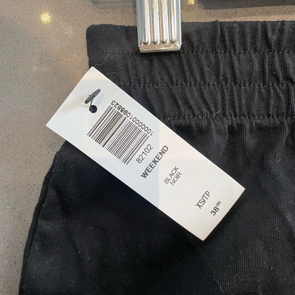 Brand new black aritiza weekend shorts, xs - Picture 3 of 4